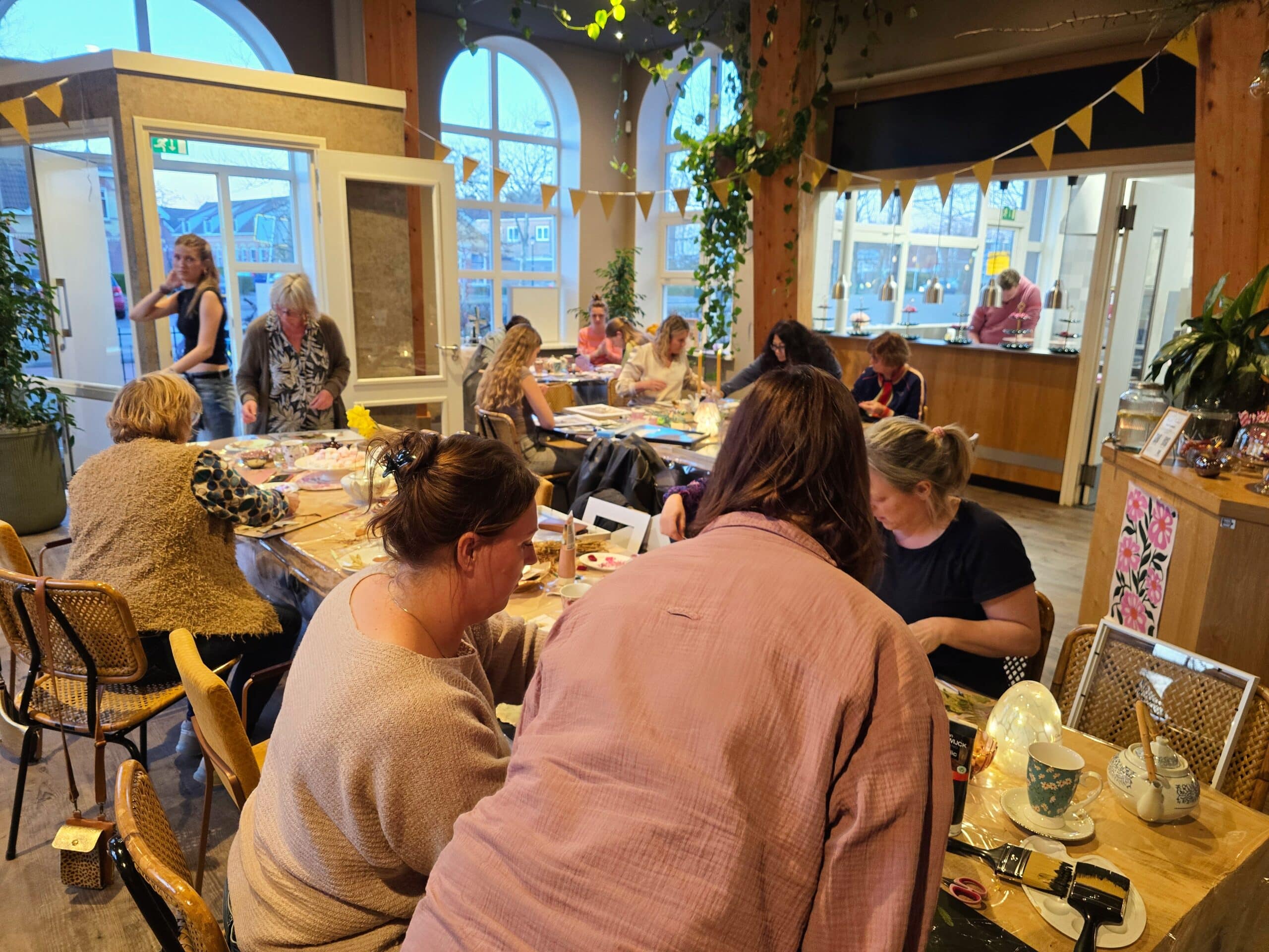 Het Klubhuis | Workshop: schilderen met droogbloemen | 5 Workshop: schilderen met droogbloemen - Afbeelding 5